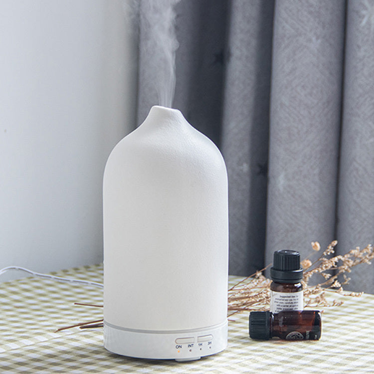 Beyaz renkli seramik görünümlü ultrasonik aroma difüzör, minimal dizaynlı masa üstü kullanım için ideal.