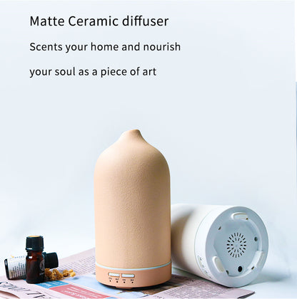 Bej renkli seramik görünümlü ultrasonik aroma difüzör, minimal dizaynlı masa üstü kullanım için ideal.