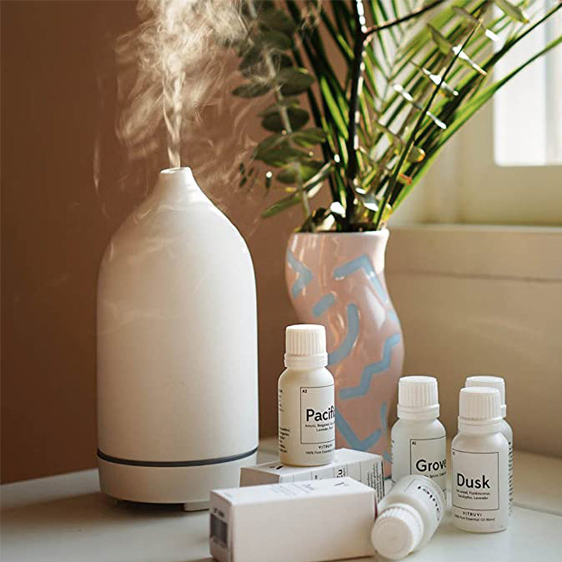 Beyaz renkli seramik görünümlü ultrasonik aroma difüzör, minimal dizaynlı masa üstü kullanım için ideal.