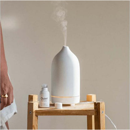 Beyaz renkli seramik görünümlü ultrasonik aroma difüzör, minimal dizaynlı masa üstü kullanım için ideal.